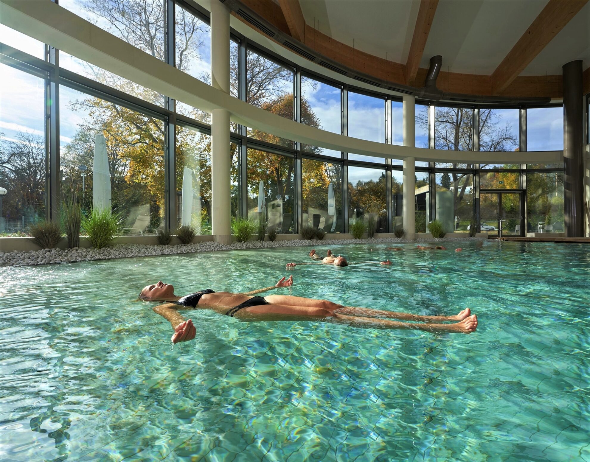 Frau treibt an der Wasseroberfläche des Solebeckens der Soletherme Bad Elster