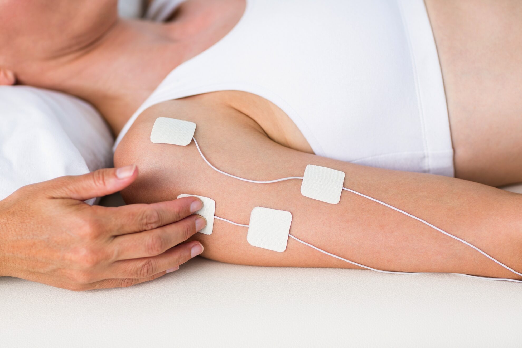 Elektroden der Frequenztherapie angebracht an einem Oberarm