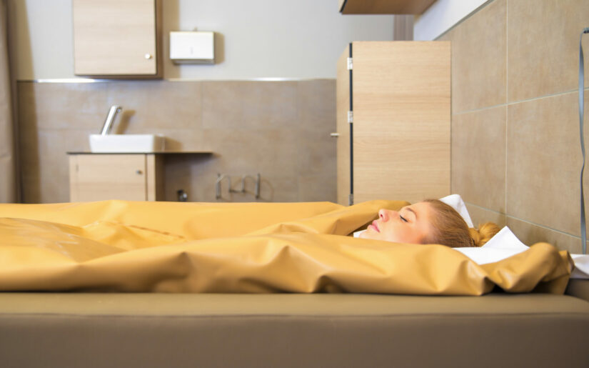 Frau im Wärmebett bei der Balneotherapie