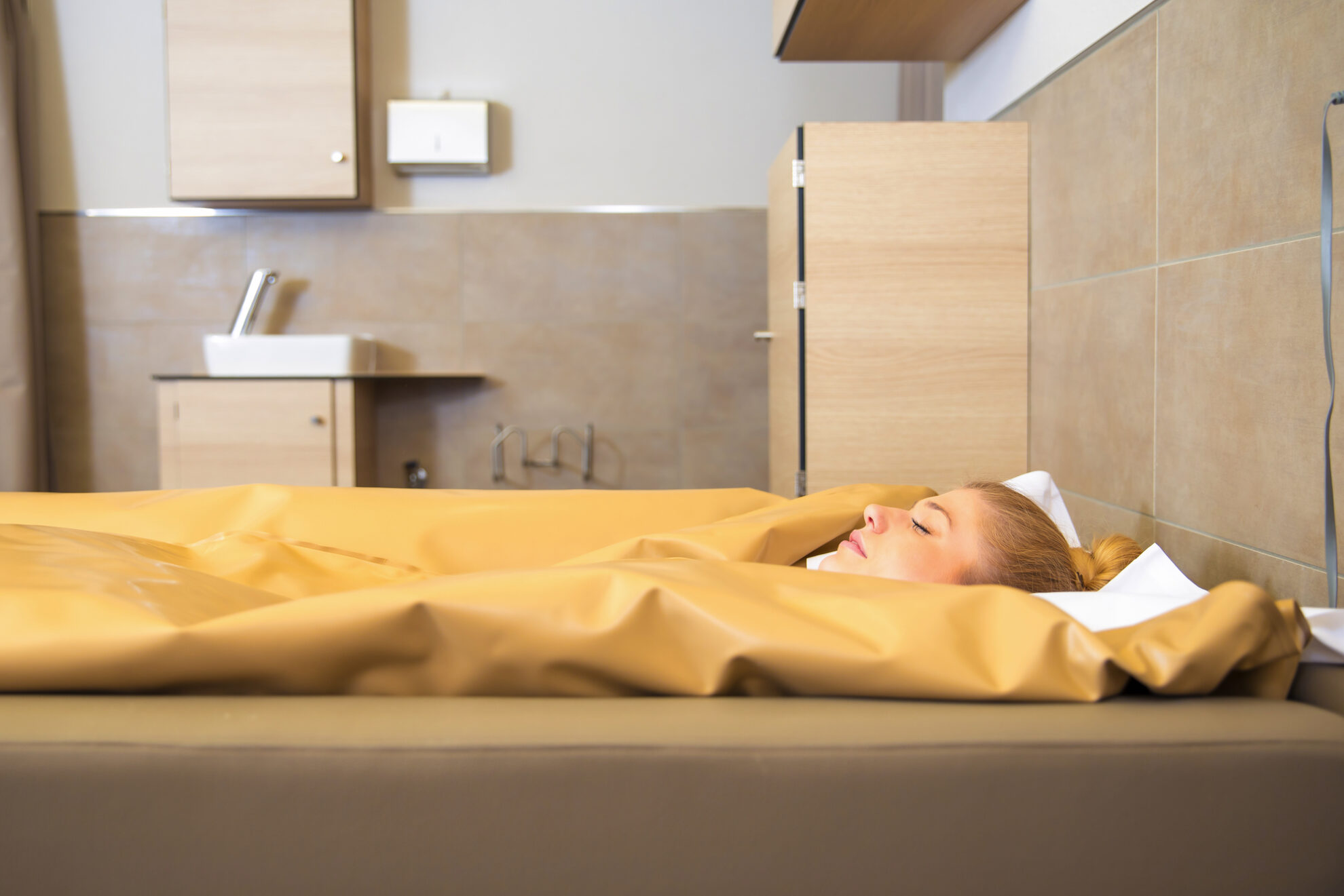 Balneotherapie_Kurdirekt Frau im Wärmebett bei der Balneotherapie