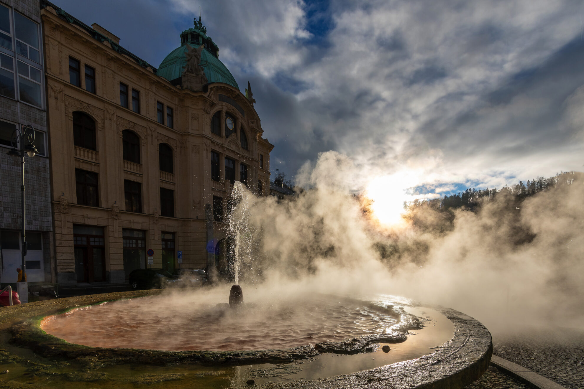Karlsbad Heilquellen für Heilkur Eine Heilquelle in Karlsbad wo dampfendes Wasser aus einer Quelle sprudelt