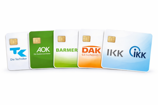 Logos der gesetzlichen Krankenkassen Techniker Krankenkasse, AOK, Barmer, DAK-Gesundheit und IKK als Krankenkassenkarten zur Illustration eines Krankenkassenvergleichs für eine Badekur